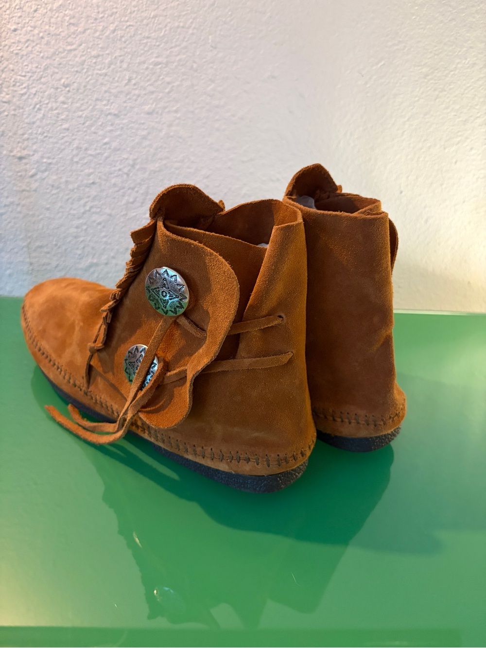 NWOT Minnetonka Men's Two Button Hardsole Boot - Picture 5 of 7